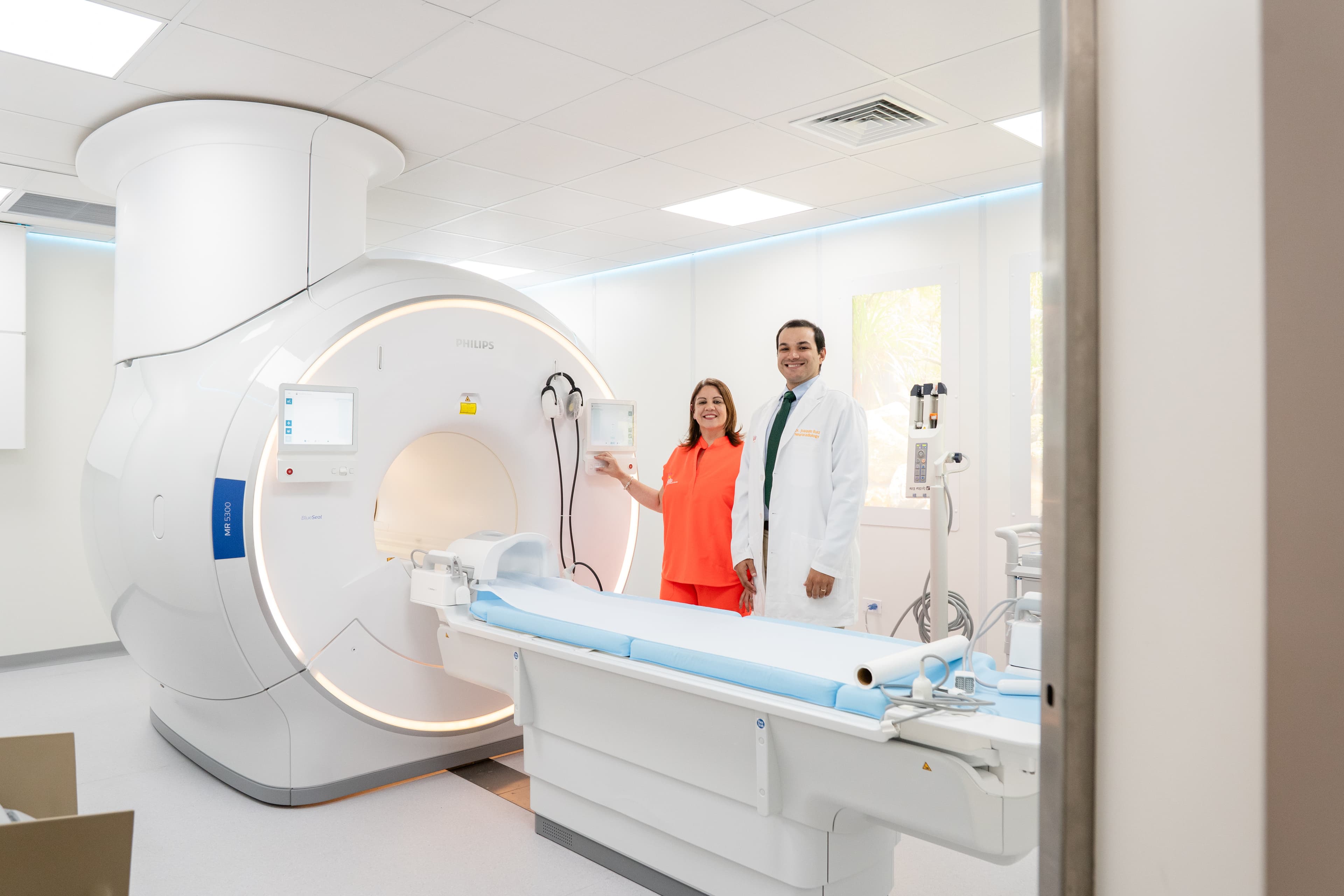 Equipo médico de Vida Imaging junto a la sala de resonancia magnética