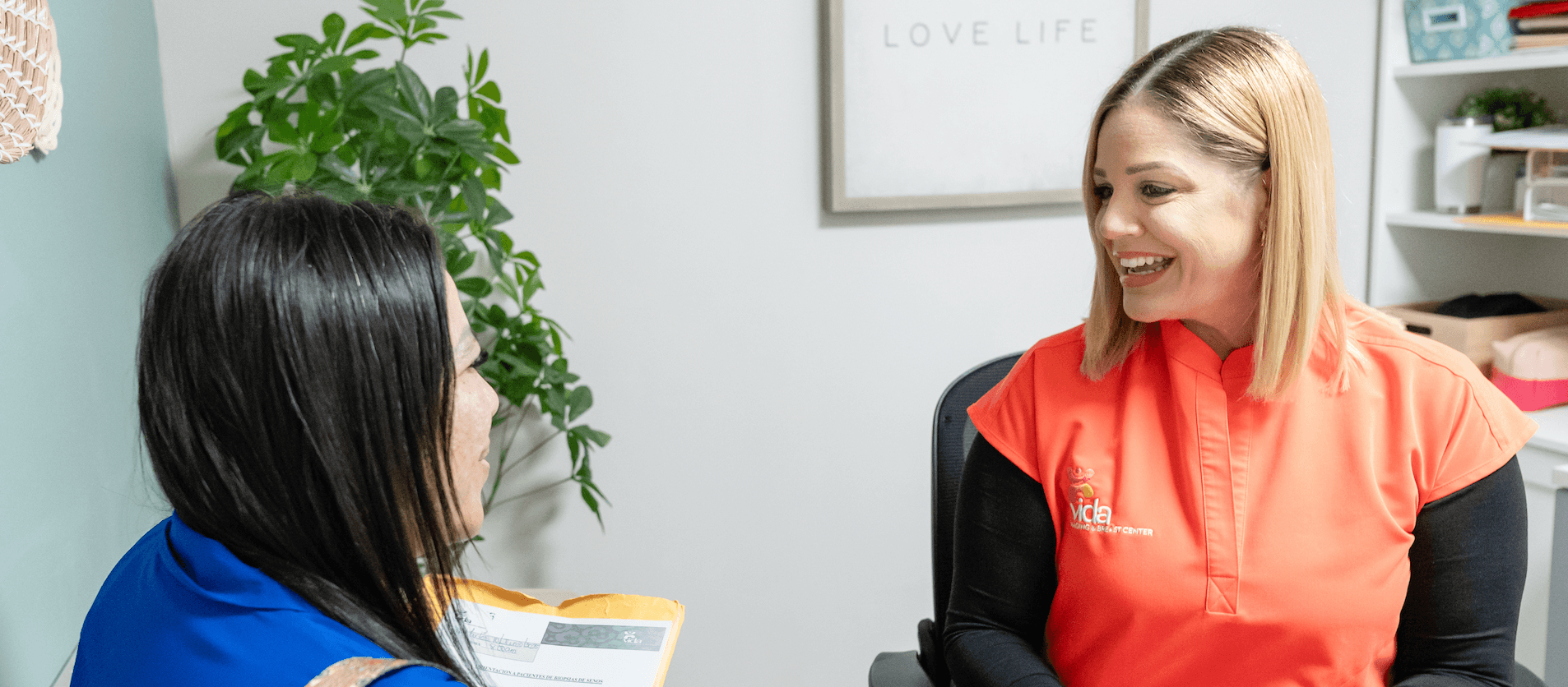 Miembro del equipo de Vida Imaging conversando cálidamente con una paciente